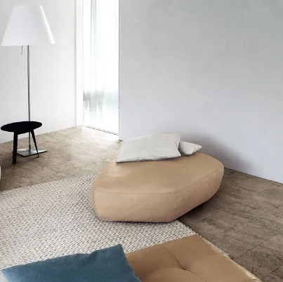 Pouf in pelle imbottito dalla forma irregolare Maki di Swan