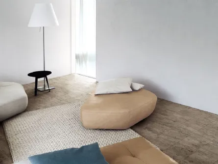 Pouf in pelle imbottito dalla forma irregolare Maki di Swan