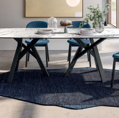 Tappeto a due colori con forma irregolare che ricorda una roccia Roche di Calligaris