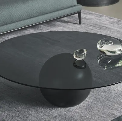 Tavolino rotondo Circus coffee table con top in cristallo fumè sorretto da una base sferica in metallo di Bonaldo