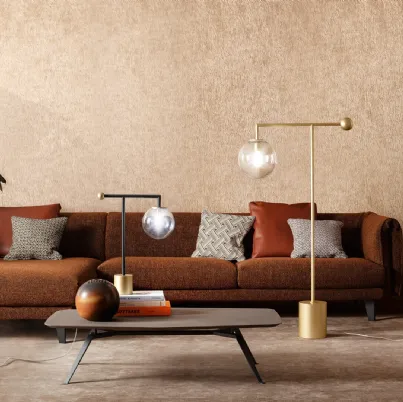 Lampada da terra e da tavolo costituita da una base e una sfera in ottone, uno stelo sottile in metallo finitura piombo o bronzo con paralume in vetro trasparente Bardot di Bonaldo