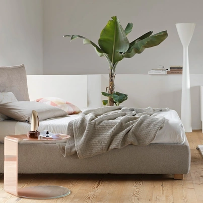 Letto in tessuto Softly con testiera morbida di Calligaris