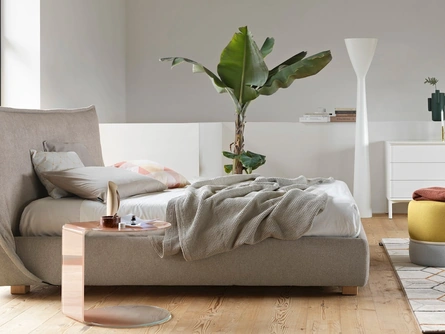 Letto in tessuto Softly con testiera morbida di Calligaris