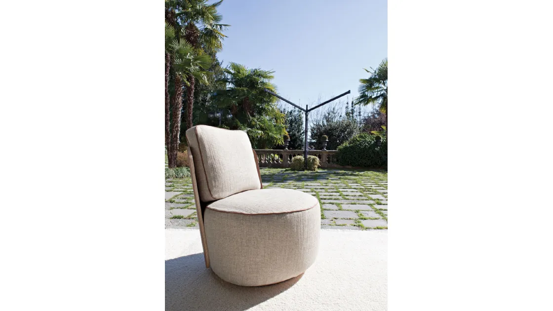 Poltroncina di design dalla forma arrotondata in tessuto con struttura in legno Louise di Swan
