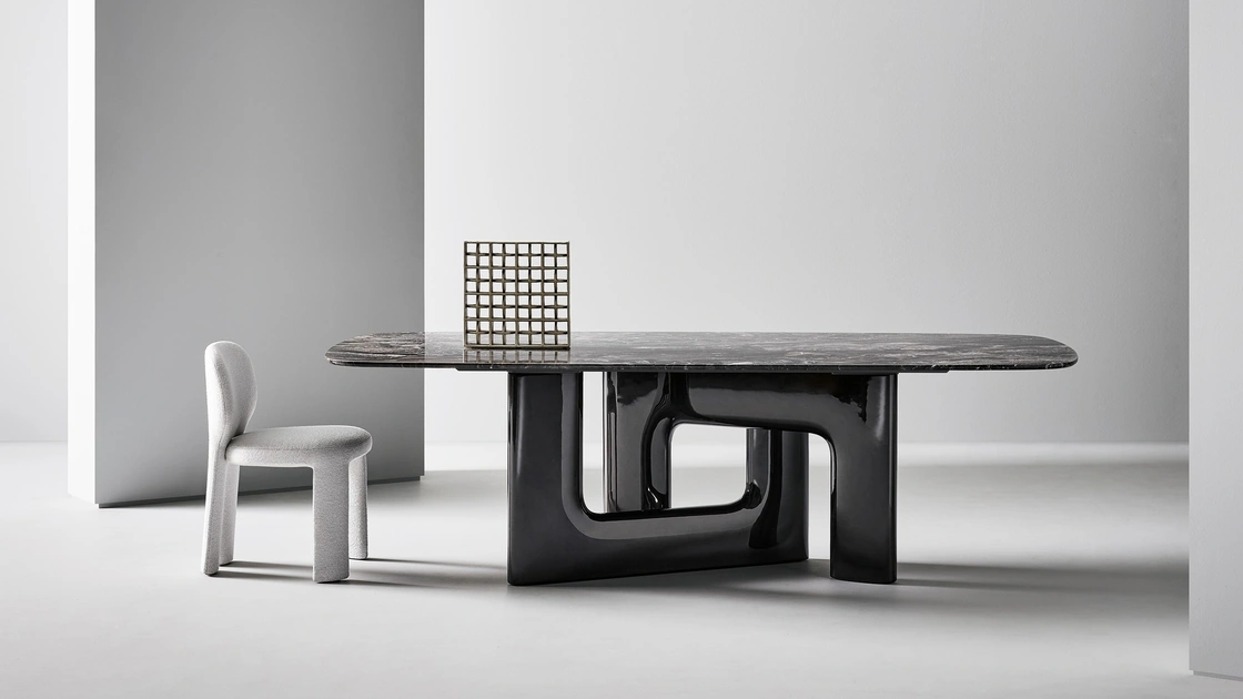 Tavolo di design Liaison con top in marmo e base in poliuretano di Bonaldo