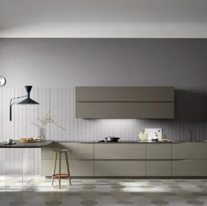 Cucina Moderna lineare in laccato lucido Visone e laccato opaco Terranova con penisola in essenza Rovere termotrattato M6 Vela di Meson's Cucine